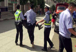 當(dāng)民警遇上碰瓷，這樣執(zhí)法讓我驚呆了